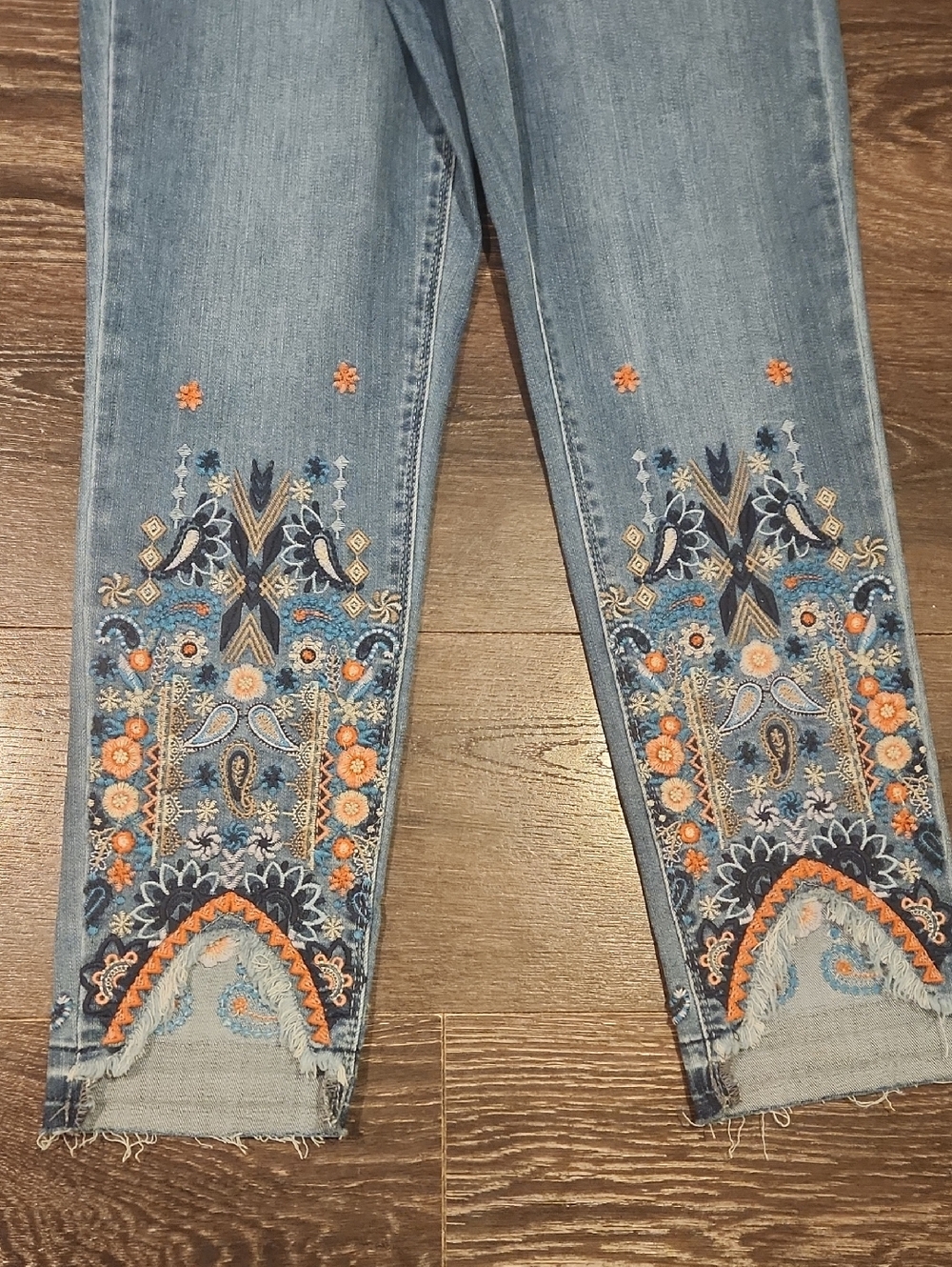 ❤️ LAURIE FELT EMBROIDERED HIGH RISE SKINNY DAISY DENIM JEANS, 4P (27 PETITE) - Picture 4 of 12